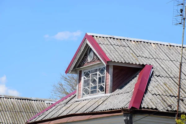 Οροφή Του Σπιτιού Είναι Φτιαγμένη Από Σχιστόλιθο Παλιά Σχιστόλιθο Στην — Φωτογραφία Αρχείου