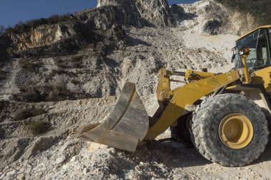 Mermer ocağı. Beyaz bilye. Mermer kesim. Carrara İtalya 'da heykel kariyeri, Fantiscritti.