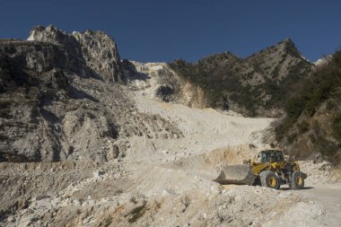 Mermer ocağı. Beyaz bilye. Mermer kesim. Carrara İtalya 'da heykel kariyeri, Fantiscritti.
