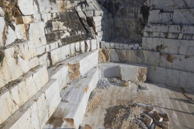 Mermer ocağı. Beyaz bilye. Mermer kesim. Carrara İtalya 'da heykel kariyeri, Fantiscritti.