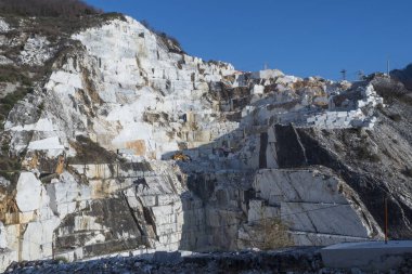 Mermer ocağı. Beyaz bilye. Mermer kesim. Carrara İtalya 'da heykel kariyeri, Fantiscritti.
