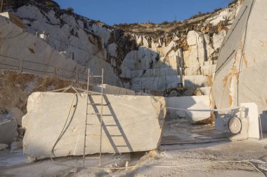 Mermer ocağı. Beyaz bilye. Mermer kesim. Carrara İtalya 'da heykel kariyeri, Fantiscritti.