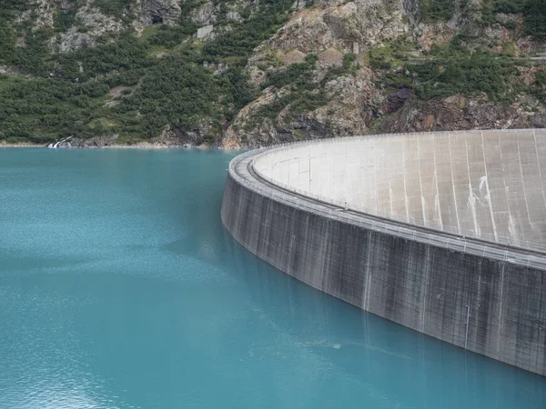 Valle d 'Aosta İtalya, Piedmont' taki Lago di Place Moulin Barajı.