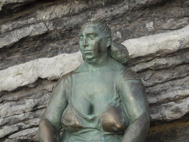 Doğa ananın bronz heykeli Portovenere 'de