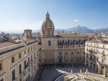 Pretoria Meydanı çıplak heykelleri için utanç kaynağı olarak bilinir. Meydanın ortasında çeşme var.