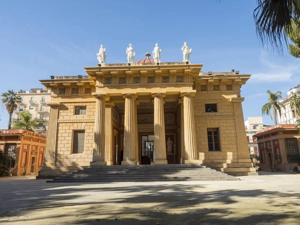 Palermo Botanik Bahçesi girişi. Binanın içinde botanik eczanesi var.