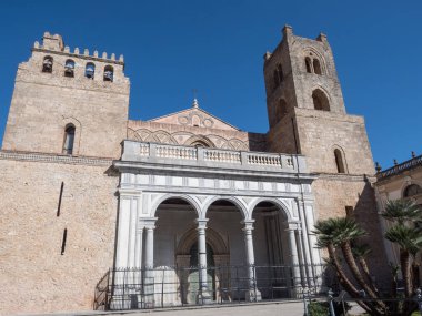 Monreal ve onun görkemli katedrali büyük Benedictine manastırını bulabileceğimiz yer.