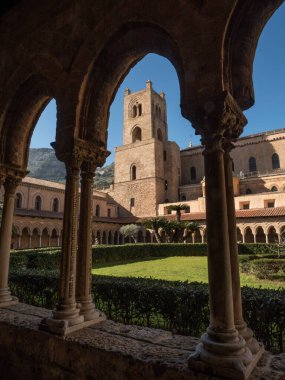 Monreale Katedrali 'nin Büyük Manastırı. Palermo yakınlarındaki Mosaico' daki sütunlarıyla.