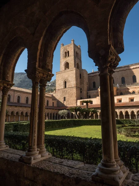 Monreale Katedrali 'nin Büyük Manastırı. Palermo yakınlarındaki Mosaico' daki sütunlarıyla.