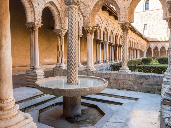 Great Cloister Monreale Cathedral Dengan Kolom Hiasan Mosaico Dekat Palermo Stok Foto Bebas Royalti