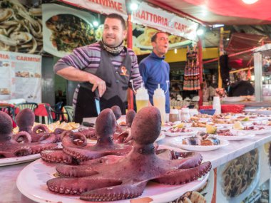 Palermo. Satıcıları ve açık hava tezgahlarıyla Ballaro olarak bilinen pazar.