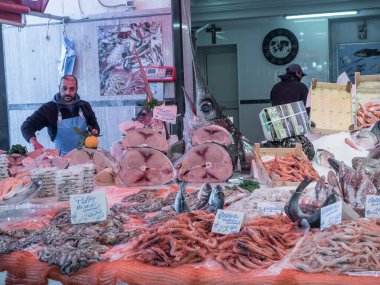 Palermo. Satıcıları ve açık hava tezgahlarıyla Ballaro olarak bilinen pazar.