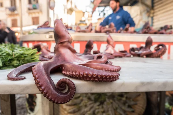 Palermo. Satıcıları ve açık hava tezgahlarıyla Ballaro olarak bilinen pazar.