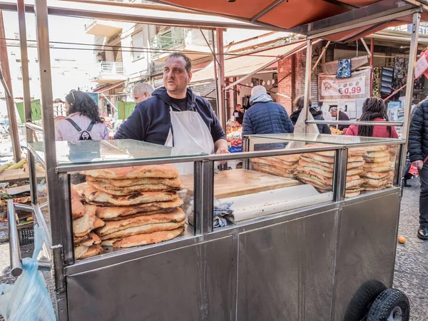Palermo. Satıcıları ve açık hava tezgahlarıyla Ballaro olarak bilinen pazar.