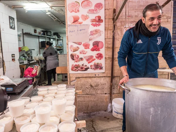 Palermo. Satıcıları ve açık hava tezgahlarıyla Ballaro olarak bilinen pazar.
