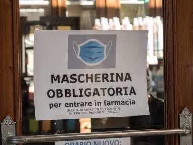 Ceneviz 'deki eczaneye girmeden önce maskeyi taktığınızı gösteren bir işaret.