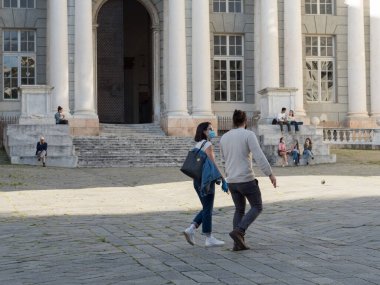 Maskeli ve sosyal mesafeye saygı duyan insanlar şehir sokaklarındaki Coperid 19 'un ikinci aşamasında...