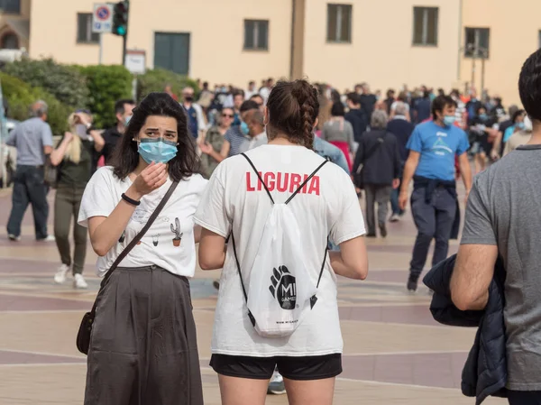 在热那亚的第二阶段 一个女孩和另一个戴着面具的女孩交谈 以保护自己不受海盗19号病毒的侵袭 — 图库照片