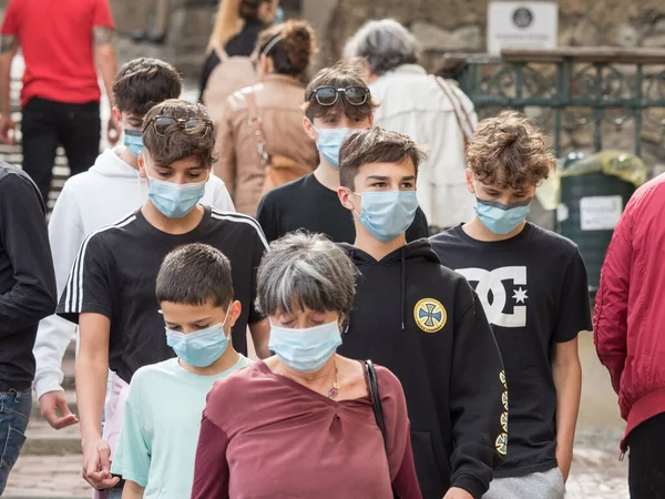 在热那亚的城市街道上 为了躲避任何新的海盗19型病毒的袭击 脸被蒙住了 — 图库照片
