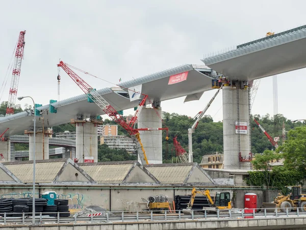 Cenova, Ağustos 2018 'deki çöküşten sonra Morandi Köprüsü' nün yeniden inşasının son aşamaları, işçiler ve makineler