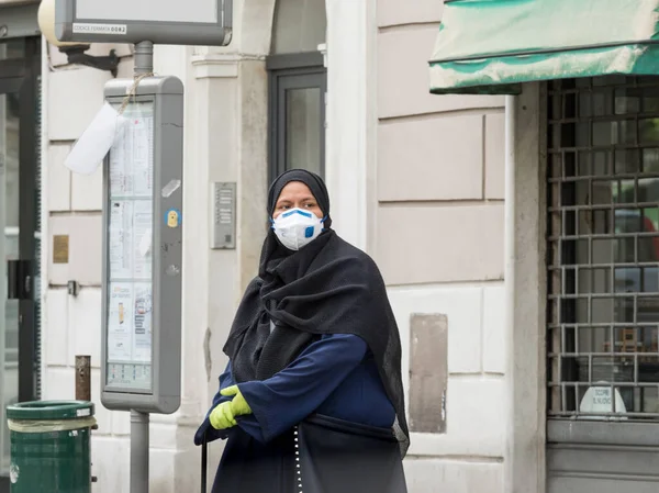 热那亚 在车站等巴士带着防毒面具和Covid 19病毒 — 图库照片