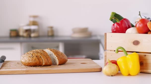 Brood Snijplank Groenten Thuis — Stockvideo