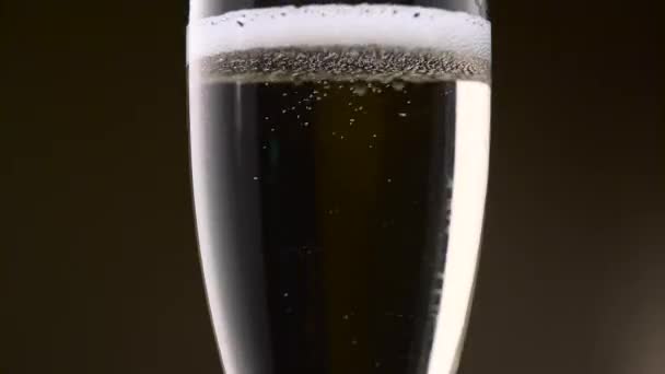 Şampanya Kabarcıkları Yoğun Bir Şekilde Daireler Çiziyor — Stok video