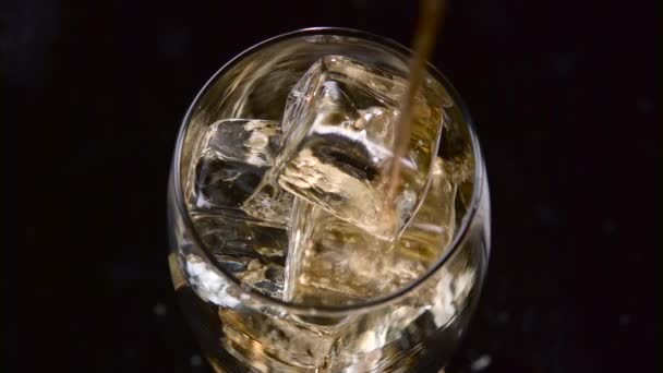 Cola Χύνεται Ένα Ποτήρι Παγάκια Μαύρο — Αρχείο Βίντεο