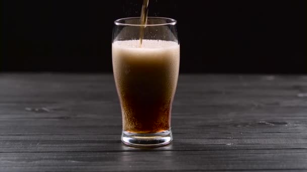 Cola Gieten Glas Zwarte Achtergrond — Stockvideo