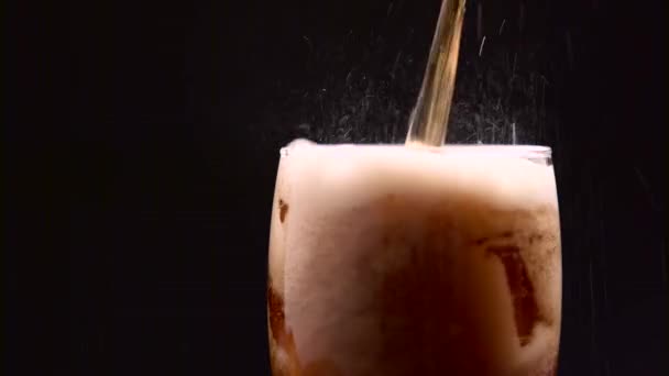 Verre Clair Cola Vide Avec Glace Remplie — Video