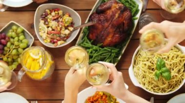 Grup masada şarap içme ve yemek yeme insan 