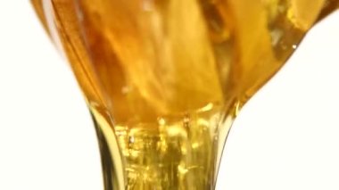 Kalın bal damlıyor beyaza