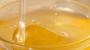 Kasedeki bal için kaşık kullan. Al onu.