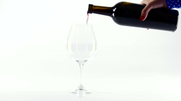 Persoon Giet Rode Wijn Een Glas Wit — Stockvideo