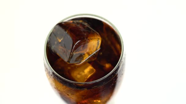 Soda Dans Verre Avec Fond Blanc Glacé — Video