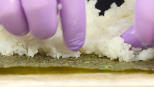 Chef Sushi Coloca Arroz Branco Folha Nori — Vídeo de Stock