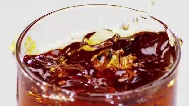 Dwie Kostki Lodu Wpadające Szklanki Whisky — Wideo stockowe