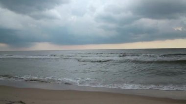 Kumsalda gün batımı bulutlu hava fırtınası