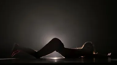 Silüet seksi kız tarafından gerçekleştirilen seks dansı.
