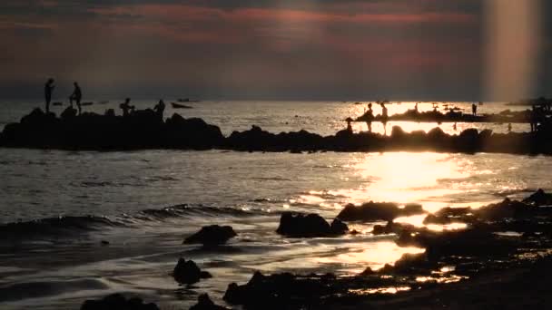 Sonnenuntergang Menschen Baden Meer Strand Schwimmen Boote — Stockvideo
