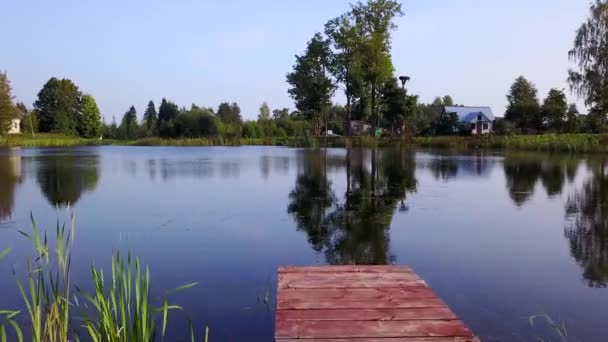 vue au-dessus pont en bois pour la pêche 