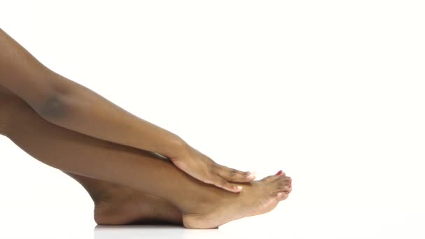 Руки Молодой Женщины Увлажняющей Свою Белую Ногу — стоковое видео