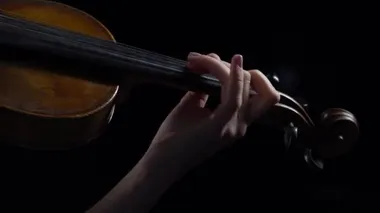 Kız telleri parmaklıyor Keman çalıyor