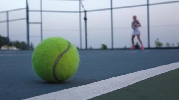 Теннисный Корт Теннисными Мячами Игрок — стоковое видео