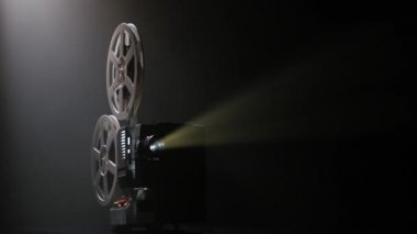 Işıklarla aydınlatılan projektör yayınları 