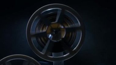 Dönen makaralı film projektör odası dolu 