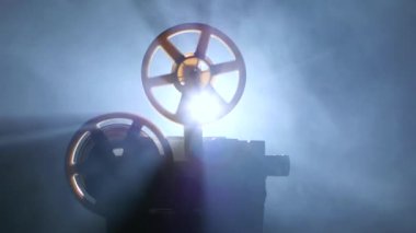 Vintage projektörü açık ve çalışıyor 