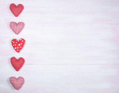 Leylak ahşap arka planda pelüş kalpler