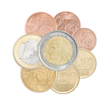 Bir yığın Euro İtalya sikkesi bir araya toplanmış ve beyaz arka planda izole edilmiş.