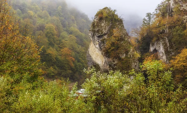 Splinter roca en el camino a la aldea Khinalig.Azerbaijan — Foto de Stock